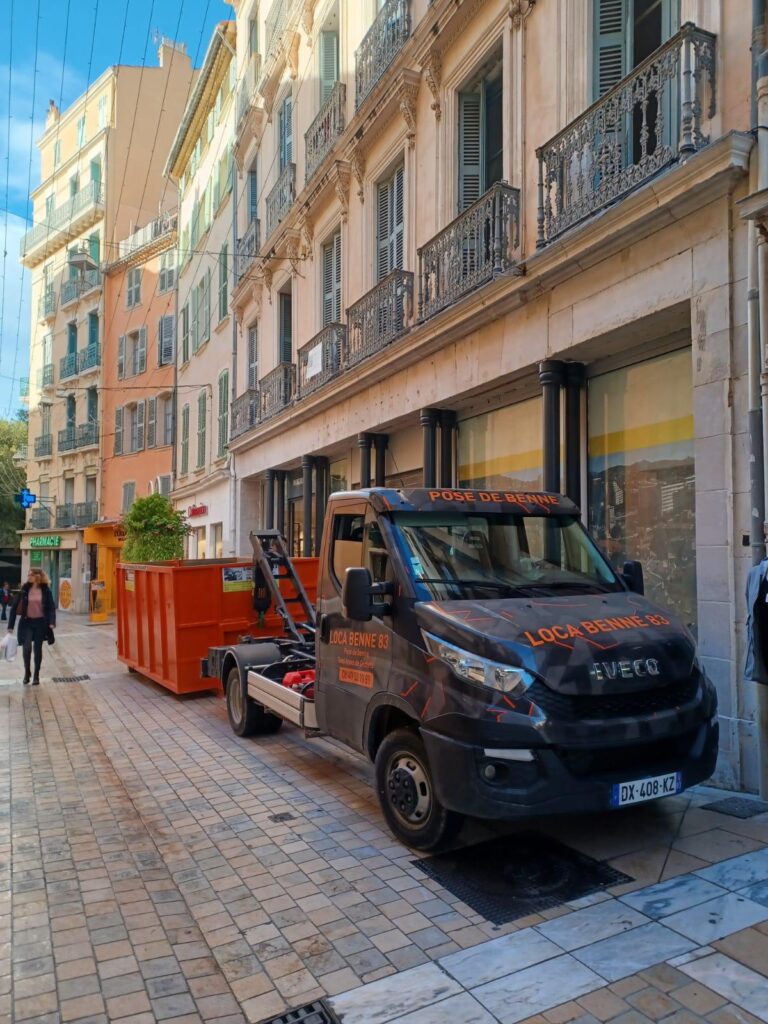 Camion et benne Loca Benne 83 à proximité de Évenos