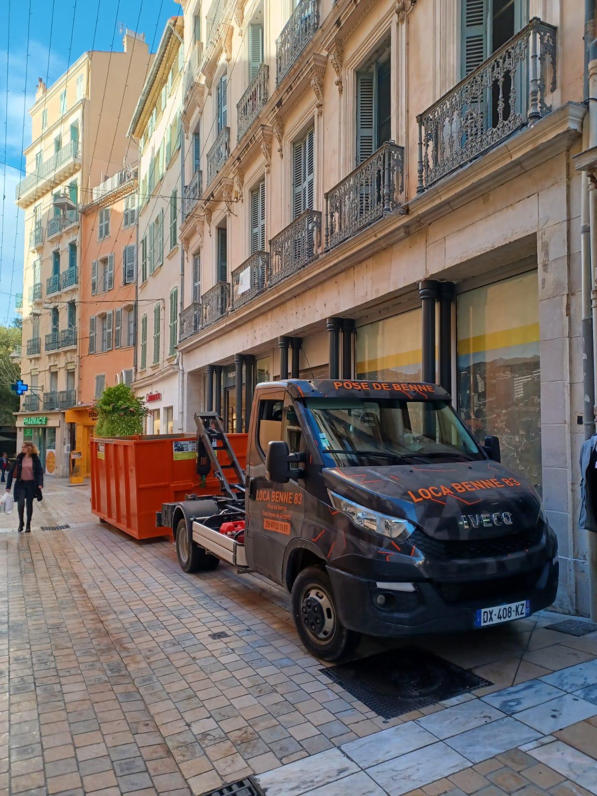 Camion Loca Benne 83 pour la livraison et la pose de benne à Toulon et communes voisines